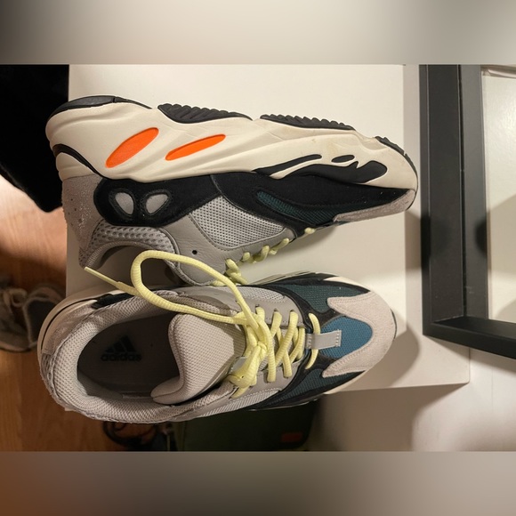 Yeezy Boost 700 - Picture 7 of 8